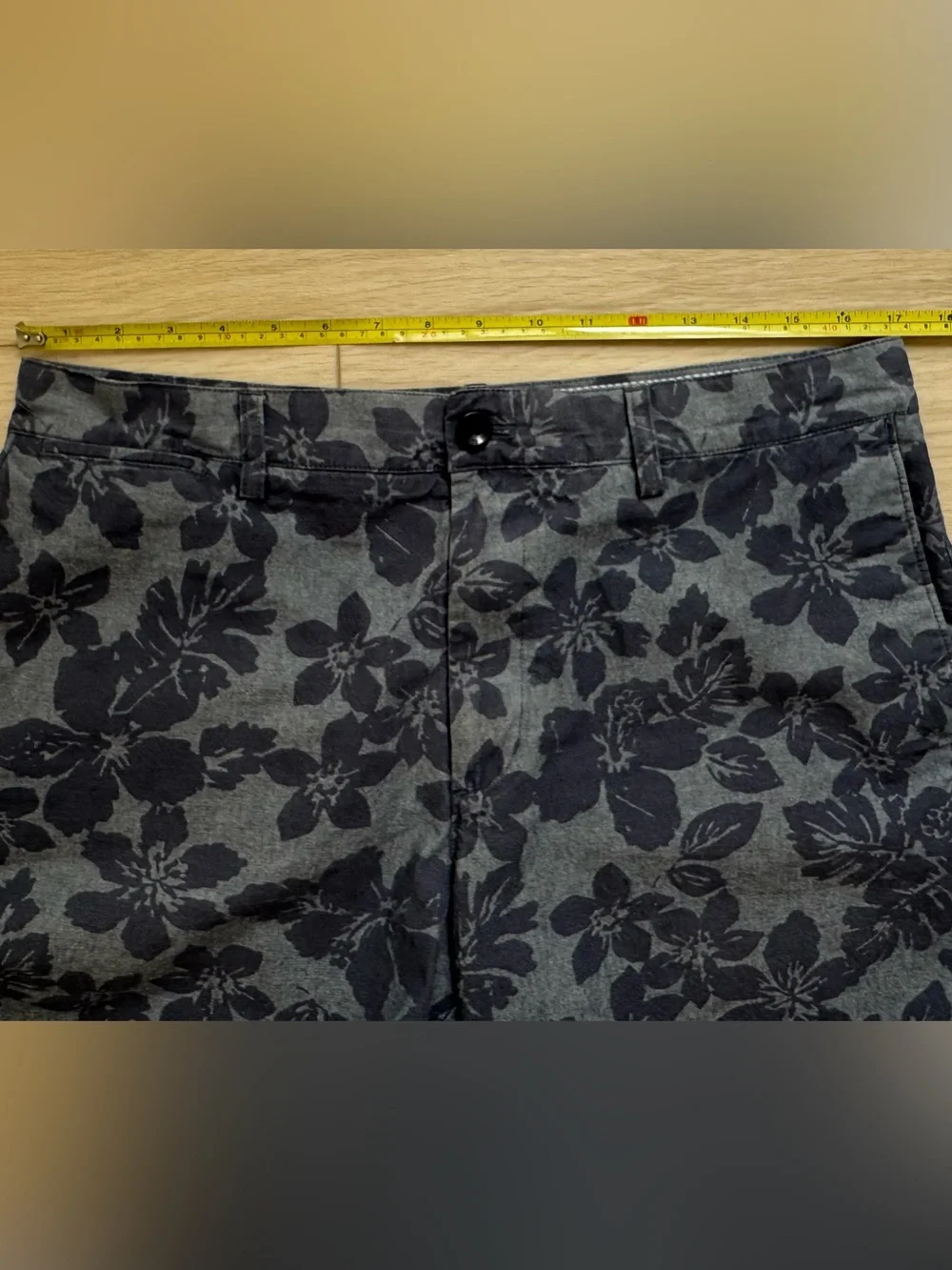Banana Republic men’s size 34 gray navy tropical flower print chino style shorts